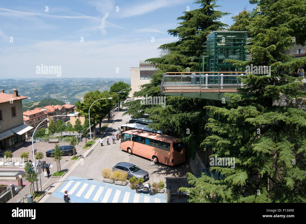 Saint-marin ascenseur plate-forme fauteuil roulant accès à la vieille ville vieille ville Banque D'Images