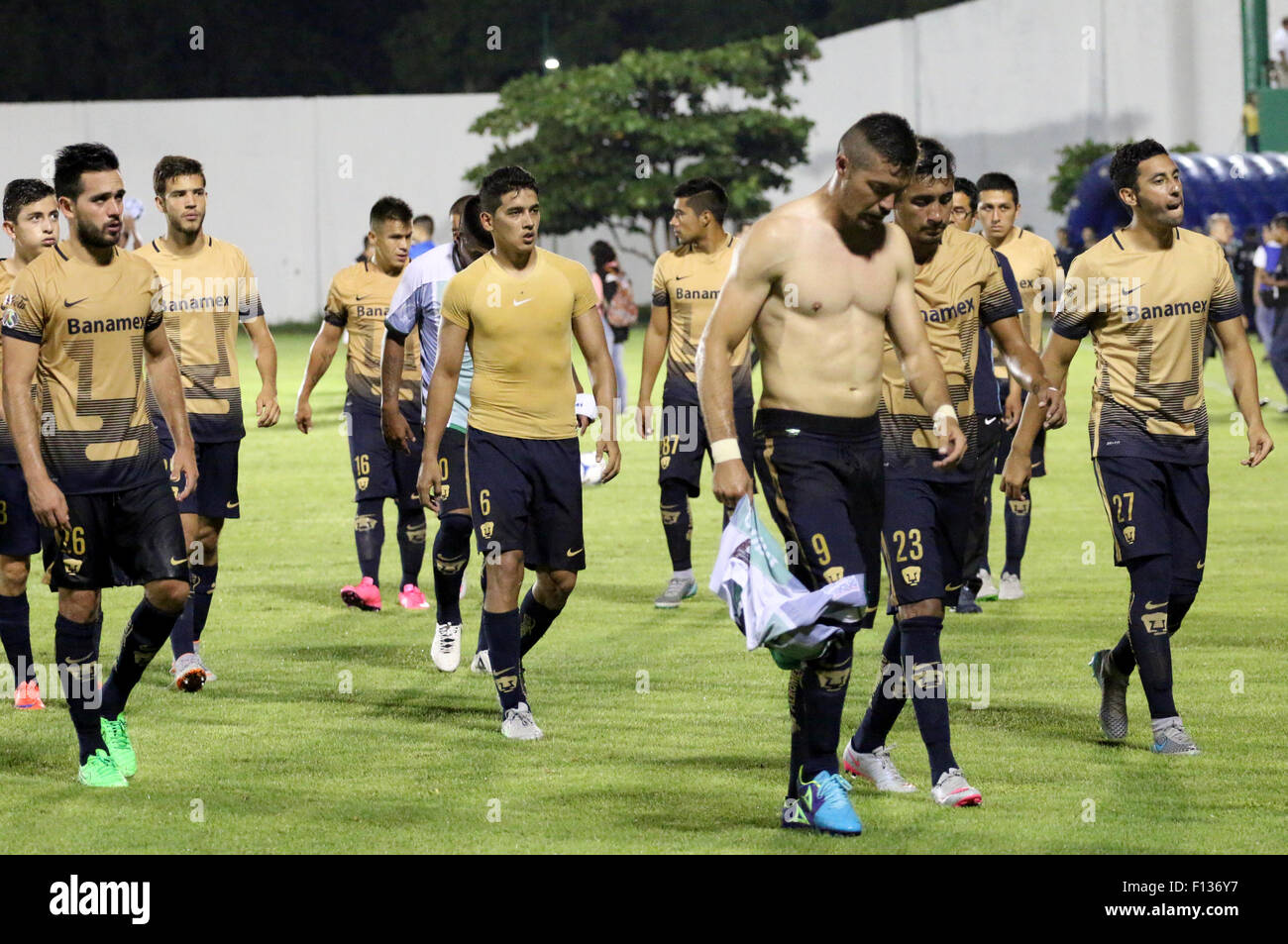 Chiapas, Mexique. Août 25, 2015. Les pumas de la UNAM's players réagir après le match de 4e voyage de la Tasse contre l'Tapachula MX Cafetaleros, tenue à Tapachula dans le stade olympique de la ville de Tapachula, l'État du Chiapas, Mexique, le 25 août 2015. Les pumas de la UNAM de perdre le match 0-2. © Jesus Hernandez/Xinhua/Alamy Live News Banque D'Images