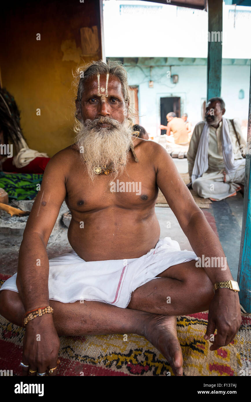 Un saint homme hindou dans un ashram à Chitrakoot, (Chitrakut), le Madhya Pradesh, Inde Banque D'Images