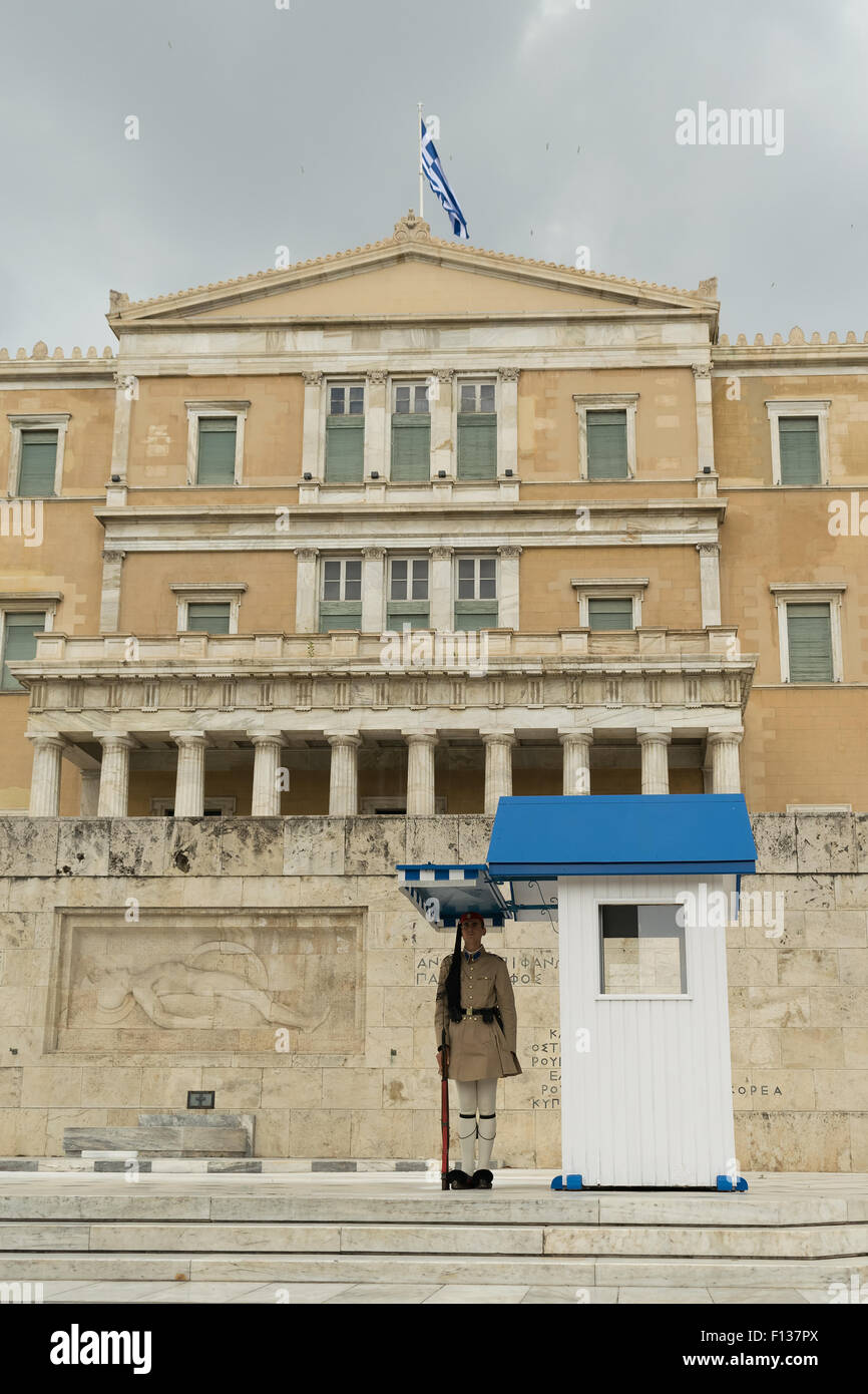 Athènes, Grèce, 30 mai 2015. Evzone en position debout gardant le parlement de la Grèce. Banque D'Images