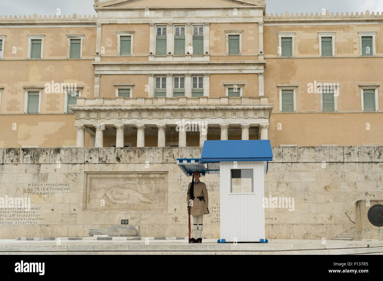 Athènes, Grèce, 30 mai 2015. Evzone en position debout gardant le parlement de la Grèce. Banque D'Images