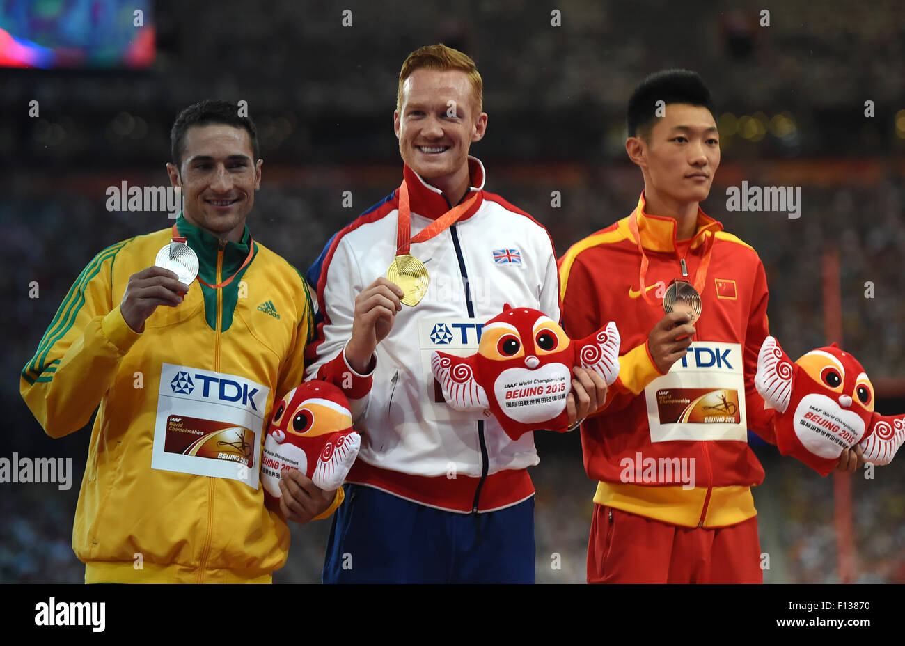 Beijing, Chine. Août 26, 2015. Le médaillé d'or Greg Rutherford (C), l'Australie, médaillé d'argent Fabrice Lapierre(L) et la médaille de bronze de la Chine Wang 22 Shangshan Road célébrer au cours de la cérémonie de men's long saut à la 2015 es Championnats du monde à la "le Nid d'Stade national de Beijing, capitale de la Chine, le 26 août 2015. Credit : Wang Haofei/Xinhua/Alamy Live News Banque D'Images