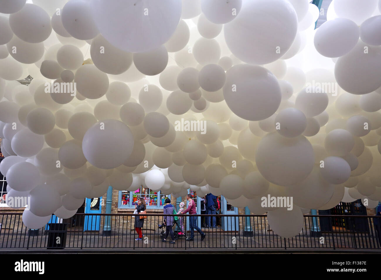 Londres, Royaume-Uni. 26 août 2015. Balloon Art Installation par Charles Petillon à Covent Garden, Londres. Un nouveau ballon art installation appelée Heartbeat par l'artiste français Charles Petillon a été installé à Covent Garden dans le cadre de son programme culturel. L'installation est composée d'environ 100 000 ballons en latex blanc et auront des impulsions de lumière projetée à travers eux. Crédit : Paul Brown/Alamy Live News Banque D'Images