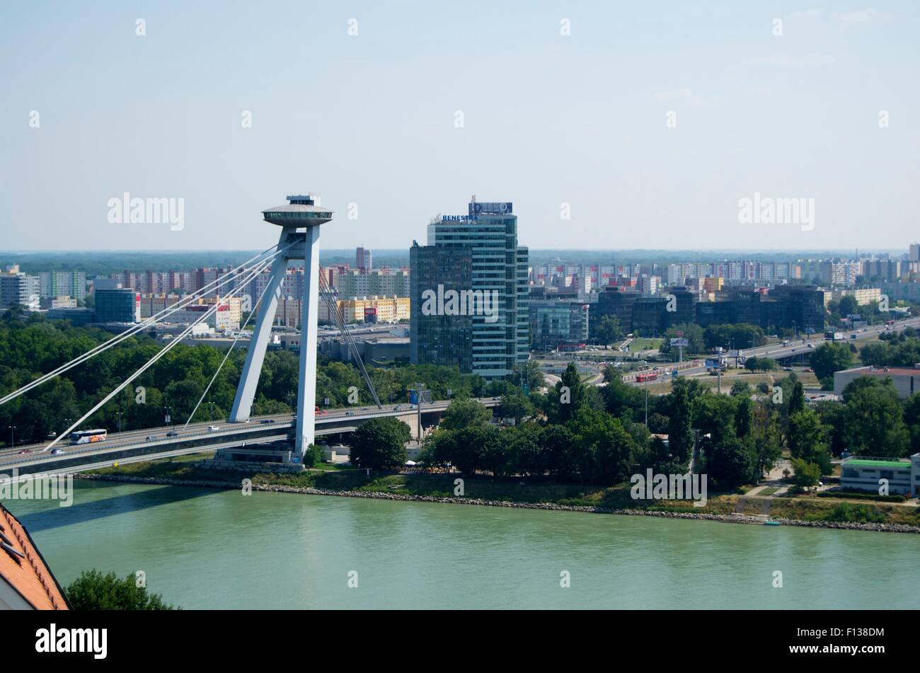 Vue de dessus le pont de la ville de Bratislava Danube Tour d'OVNIS Banque D'Images