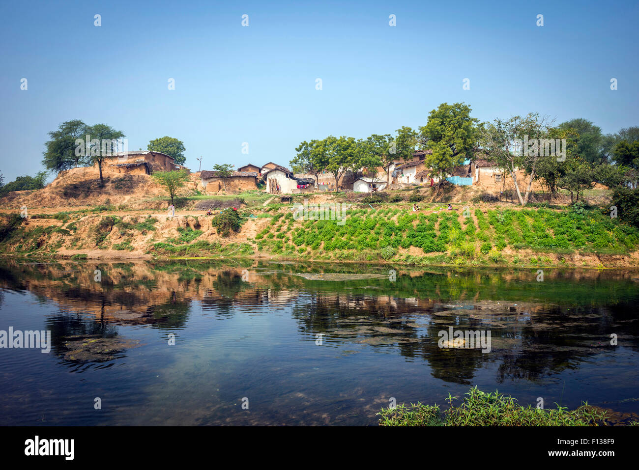 Un petit village sur les rives de la rivière Mandakini près de Chitrakoot, (Chitrakut), le Madhya Pradesh, Inde Banque D'Images