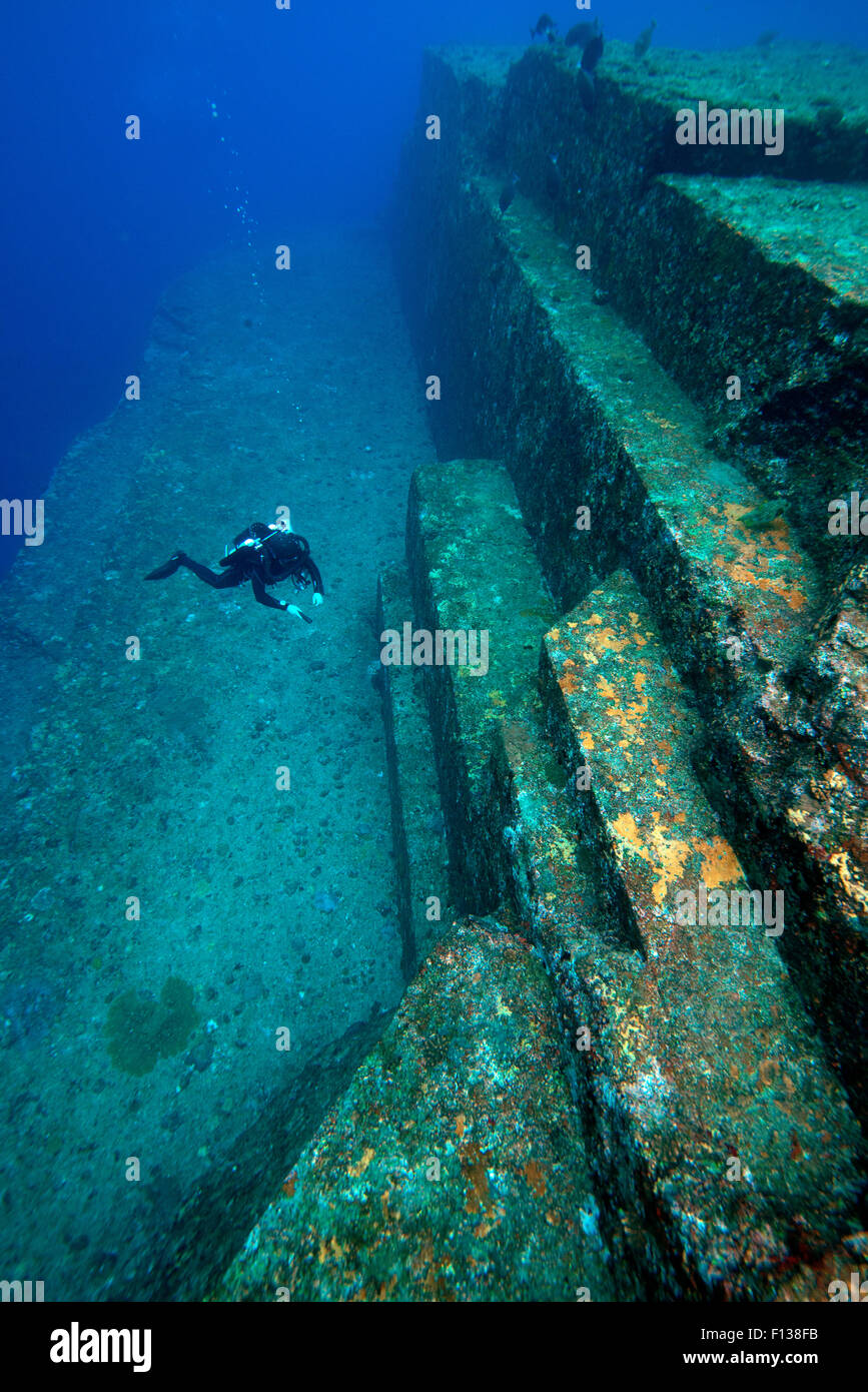 L'examen de plongeur au grès de la structure sous-marine, monument Yonaguni Yonaguni, Mer de Chine orientale, le Japon. Février 2014. Banque D'Images