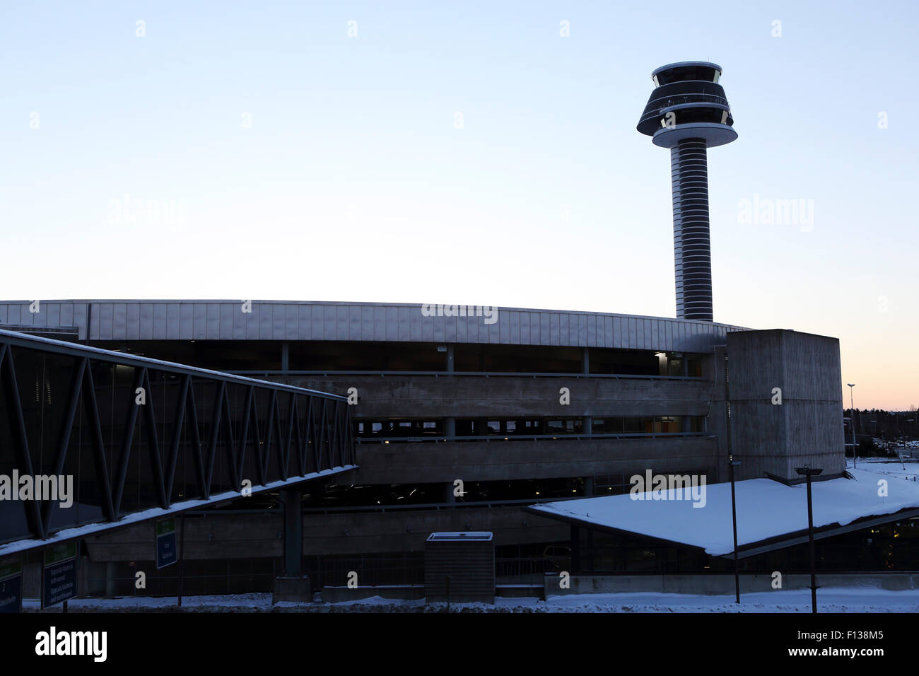 Un parking à l'Aéroport International Arlanda à Stockholm, en Suède. Banque D'Images