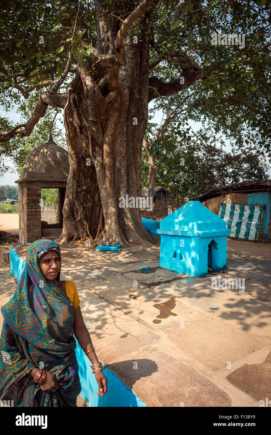 Une femme passant le sanctuaire hindou dans son petit village près de Chitrakoot, Madhya Pradesh, Inde Banque D'Images