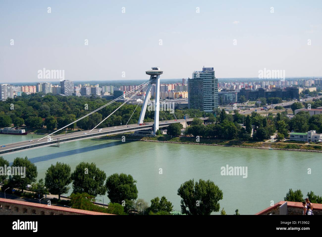 Restaurant La Tour d'OVNI nouveau pont rivière Bratislava Banque D'Images