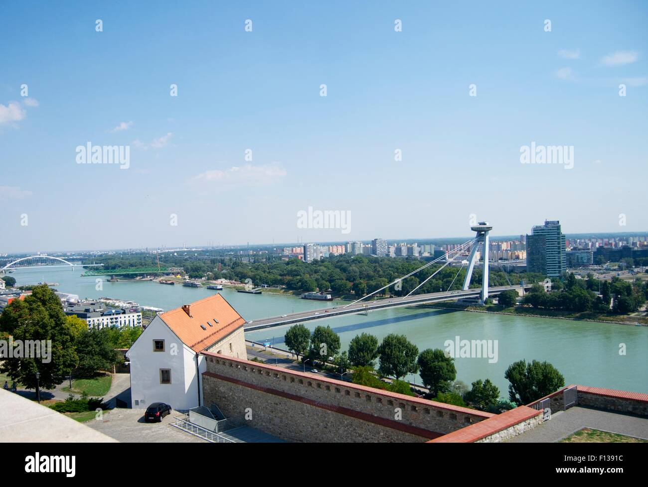 Restaurant La Tour d'OVNI nouveau pont rivière Bratislava Banque D'Images