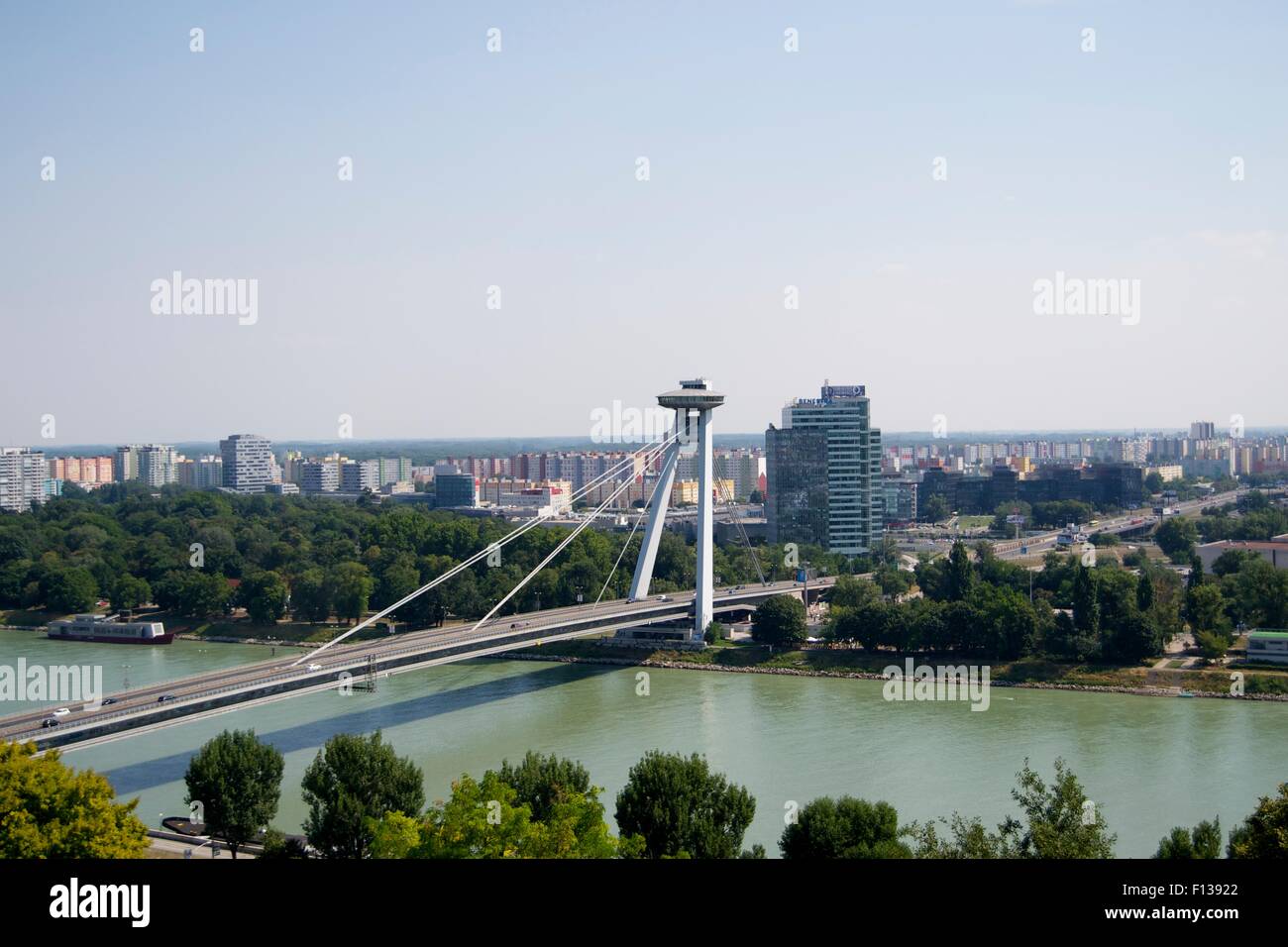 Restaurant La Tour d'OVNI nouveau pont rivière Bratislava Banque D'Images