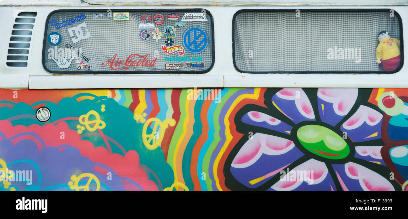 Peints aux couleurs vives de style hippie camper van Volkswagen VW Banque D'Images