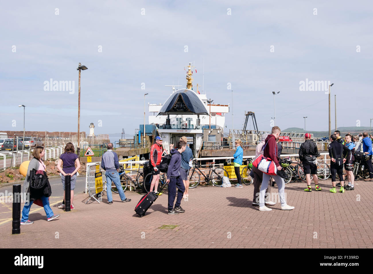 Les cyclistes et les passagers en attente de l'Arran ferry dans le terminal à port d'Ardrossen, South Ayrshire, Scotland, UK Banque D'Images