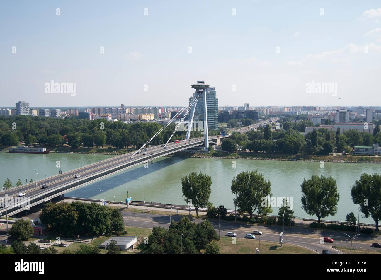 Restaurant La Tour d'OVNI nouveau pont rivière Bratislava Banque D'Images
