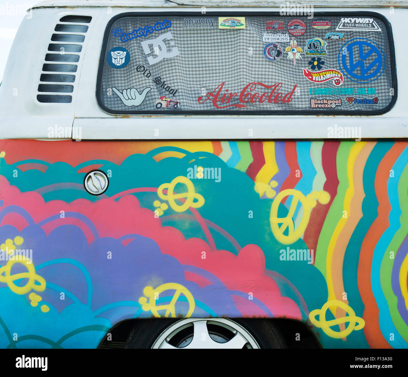 Peints aux couleurs vives de style hippie camper van Volkswagen VW Banque D'Images