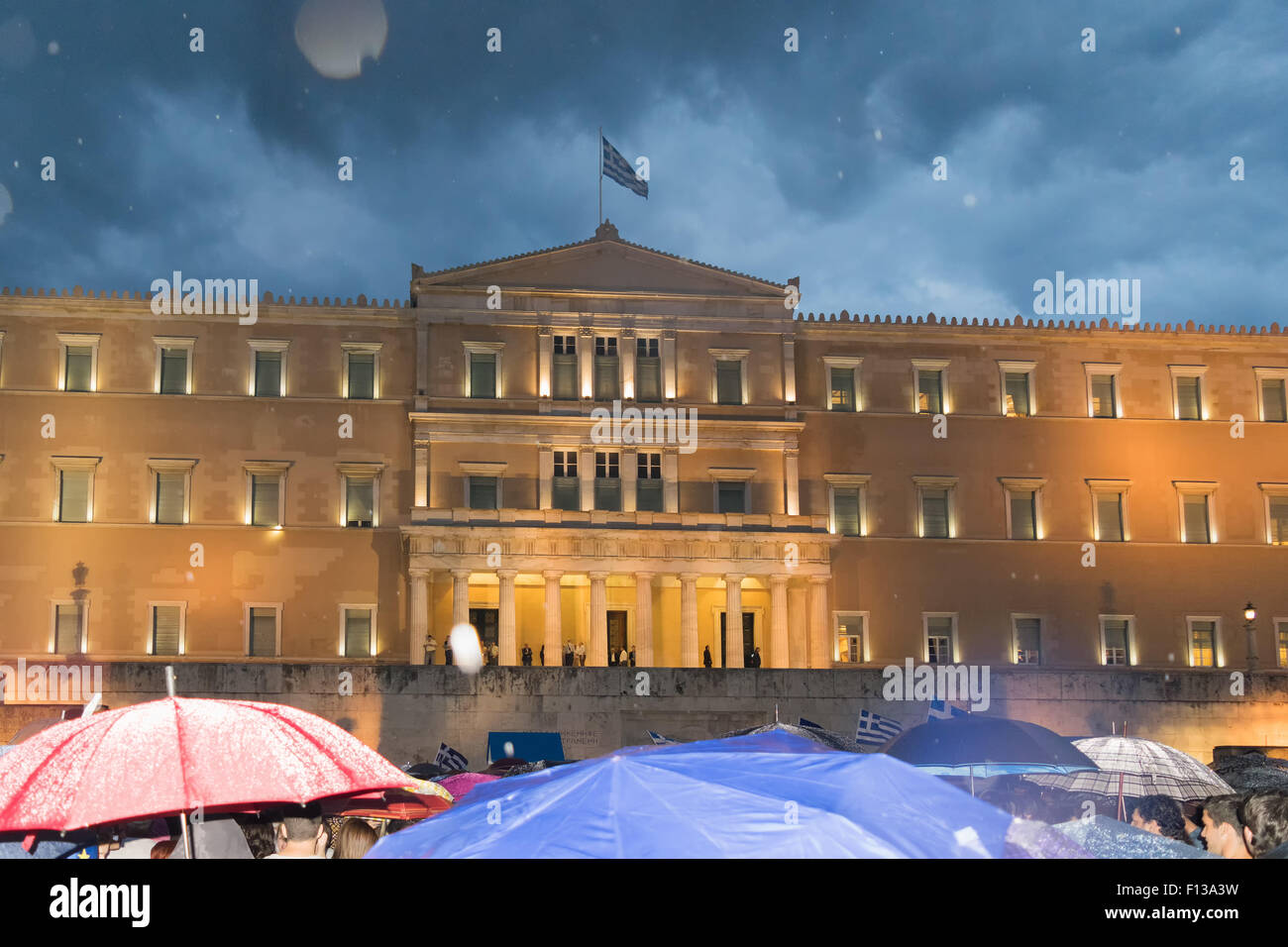 Athènes, Grèce, le 30 juin 2015. Les Grecs ont manifesté contre le gouvernement au sujet du prochain référendum. Les gens dans la démo Banque D'Images