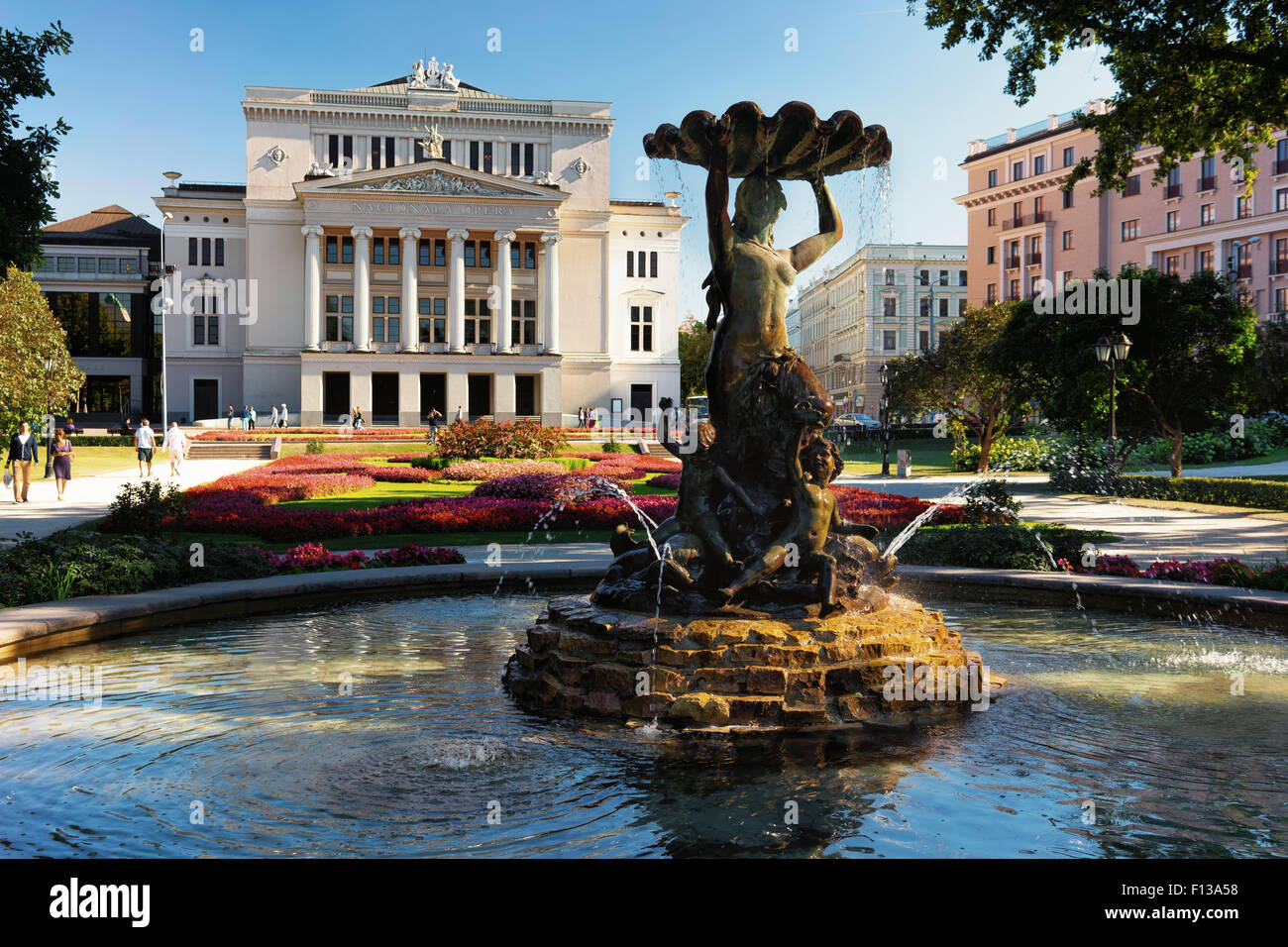 Mer Baltique, la Lettonie. La fontaine en face de l'opéra et ballet Theatre à Riga sur une journée ensoleillée Banque D'Images