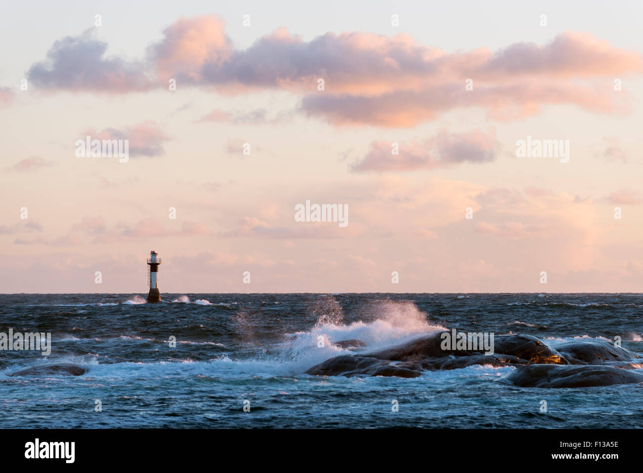 Väcker "Phare" sur la côte occidentale de la Suède Banque D'Images