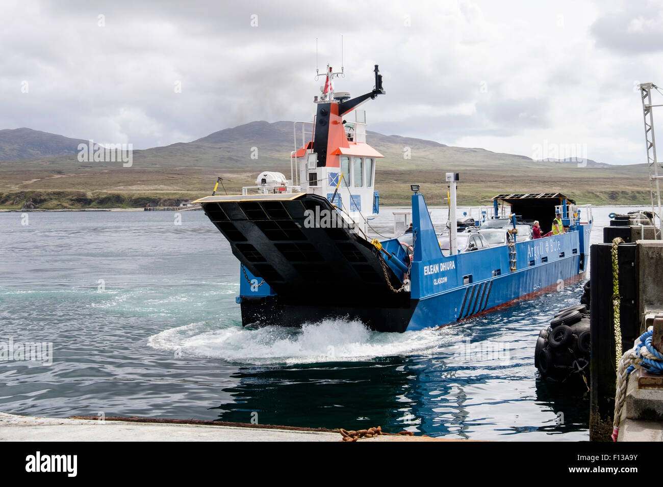 Dhiura Eilean ferry Jura son passage d'Islay arrivant à Port Askaig, Isle of Islay, Hébrides intérieures, Western Isles, Ecosse Banque D'Images
