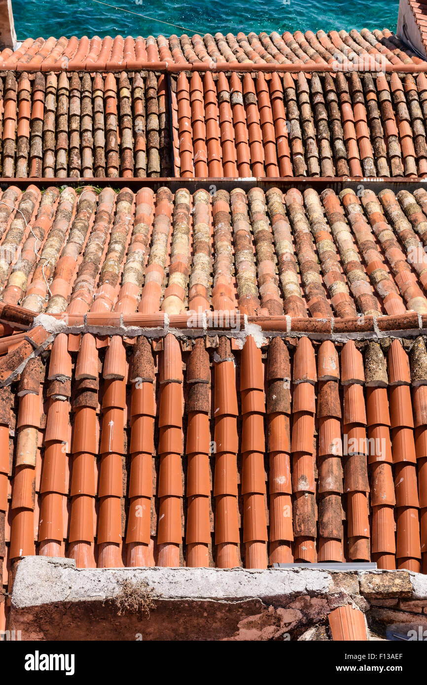 Orange traditionnelle des tuiles en terre cuite sur les toits de la vieille ville de Rovinj, Istrie, Croatie Banque D'Images