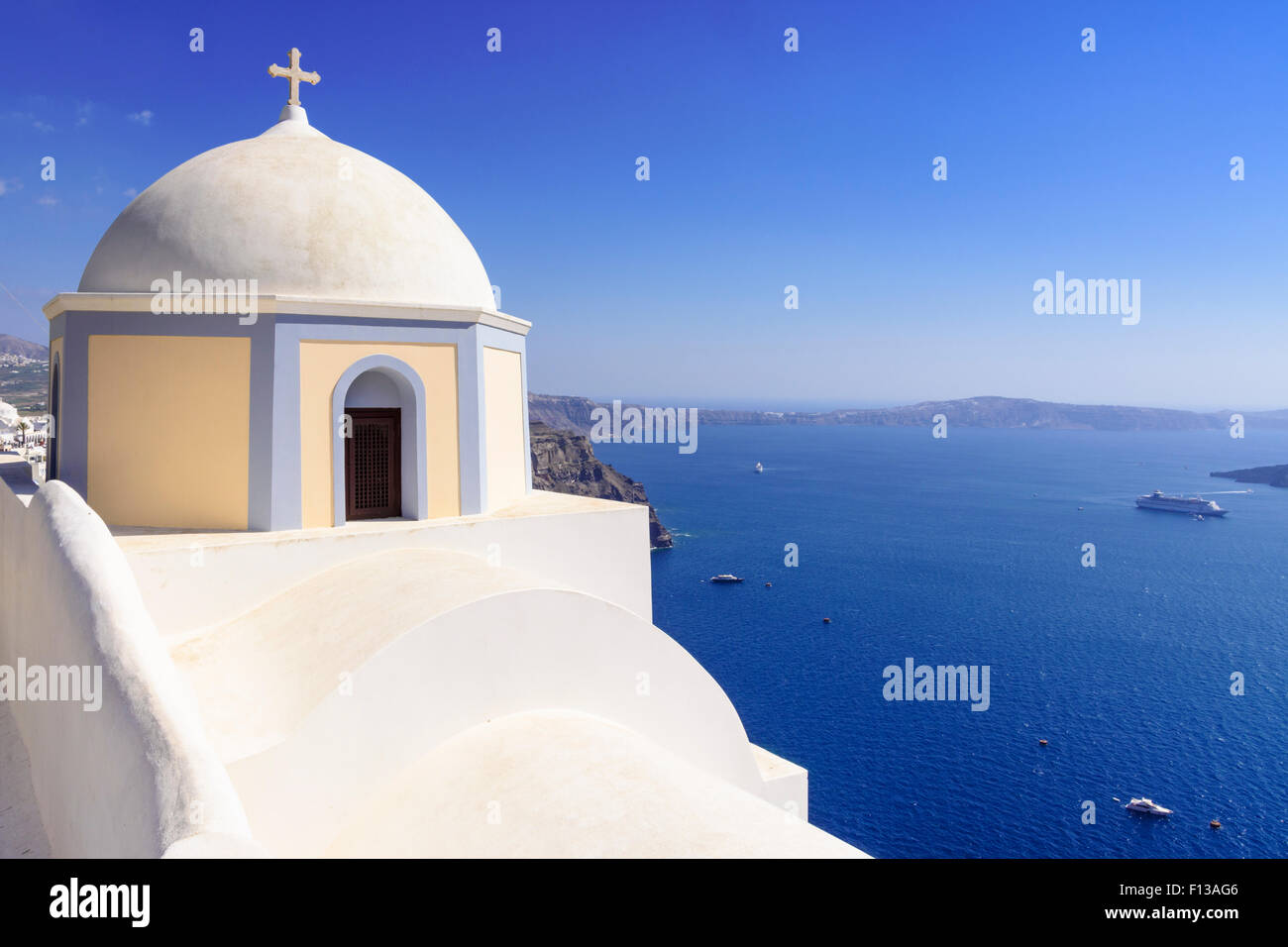Détail de l'église à coupole surplombant la caldera, Firostefani, Santorini, Cyclades, Grèce Banque D'Images