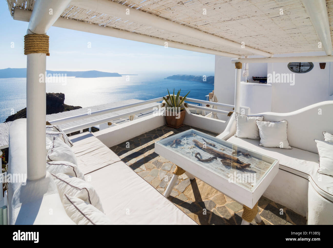 Vue panoramique sur la caldeira depuis un balcon à Imerovigli, Santorini, Cyclades, Grèce Banque D'Images