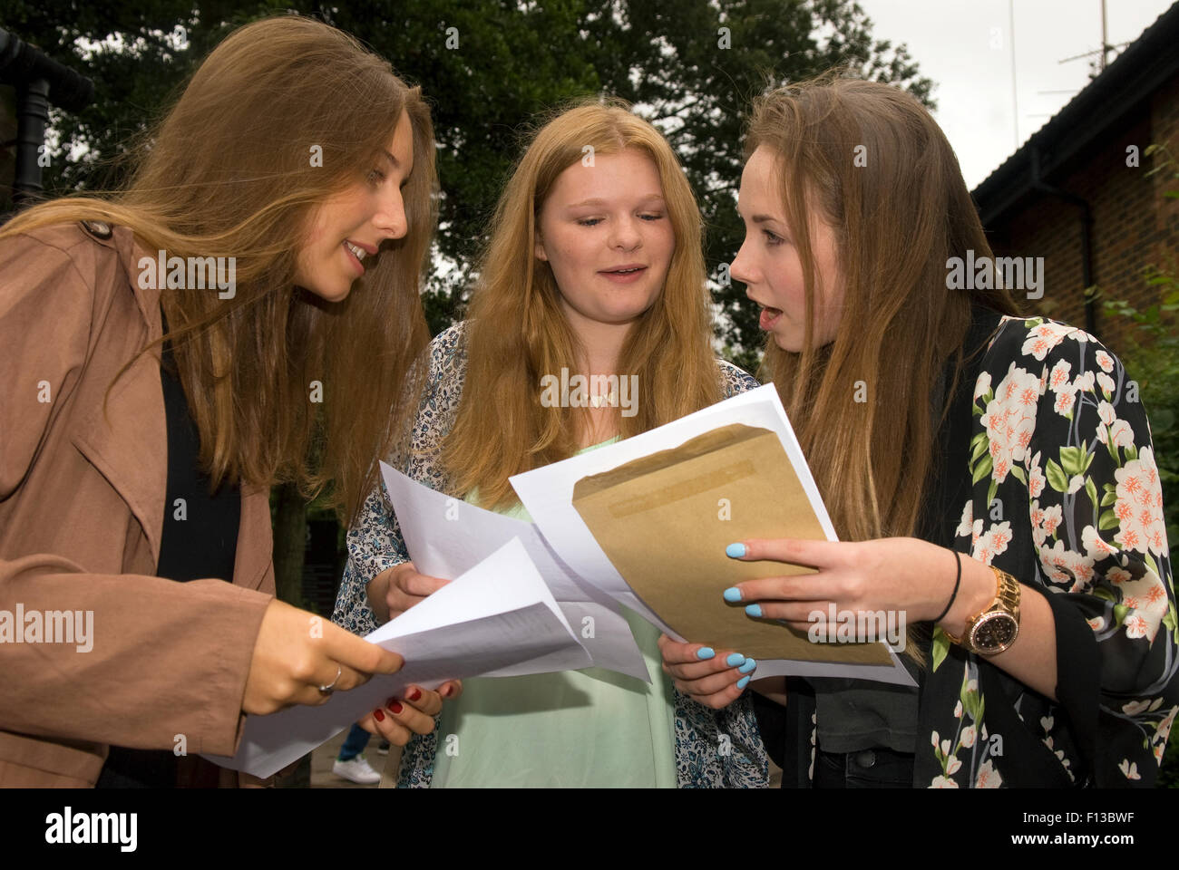 Les élèves avec leurs résultats aux examens du GCSE dans leur école sur les résultats journée, Hindhead, Hampshire, Royaume-Uni. Banque D'Images