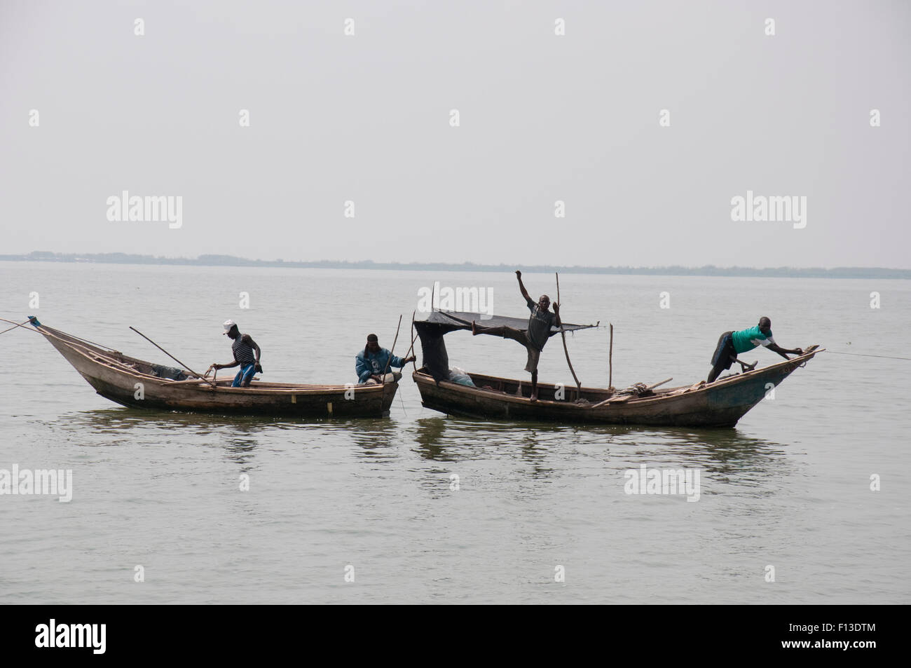 Les pêcheurs en bateaux sur le lac Albert à la frontière de la République démocratique du Congo et en Ouganda, République démocratique du Congo, Afrique, janvier 2012. Banque D'Images