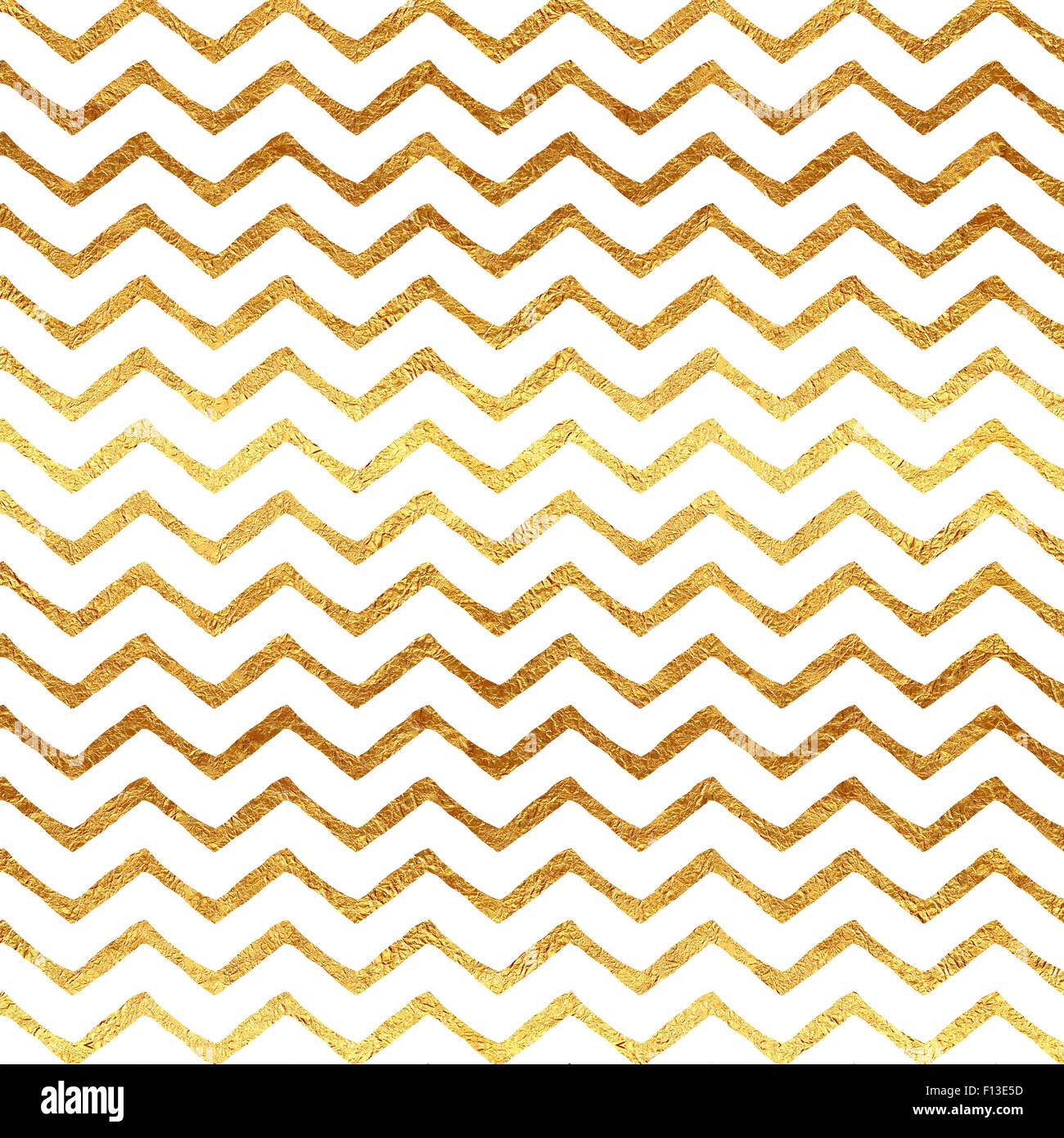 Chevron d'or métallique aluminium faux fond blanc Texture Pattern Banque D'Images