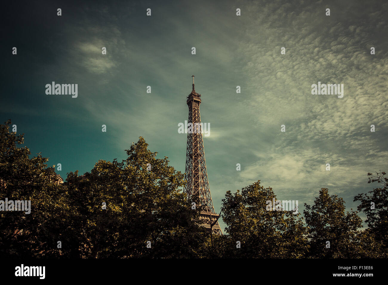 Low Angle View Of Eiffel Tower derrière des arbres Banque D'Images