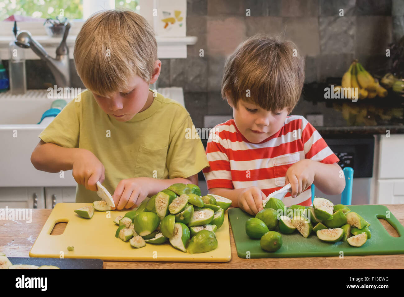 кухня для детей. кухня для детей. дети помогают готовить. маленький повар. красивая еда для детей.