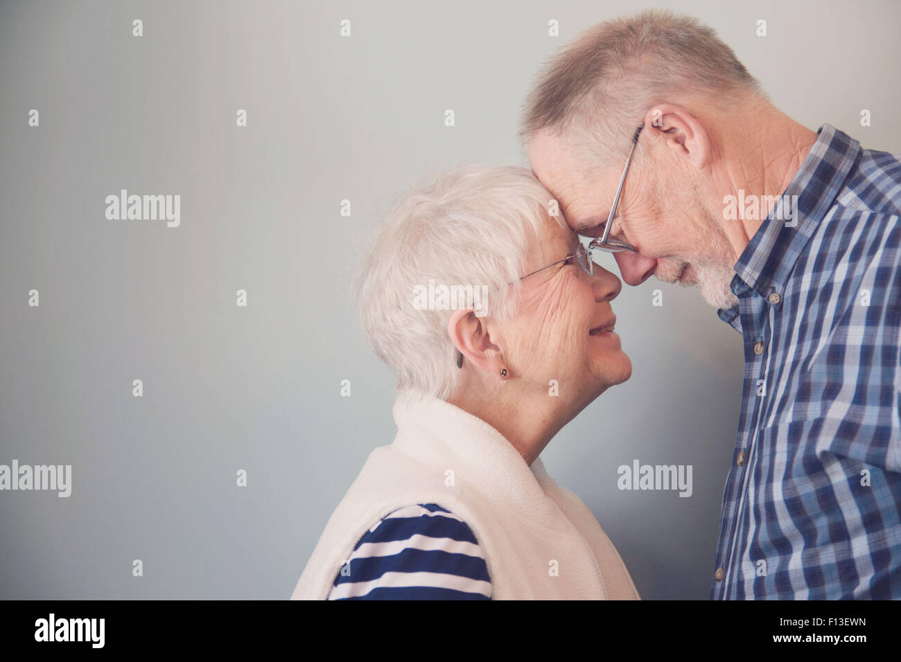 Portrait d'un couple Senior heureux face à face Banque D'Images