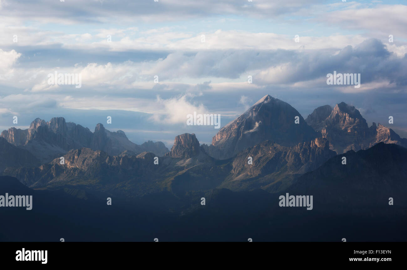 Des pics de montagne au crépuscule, l'Italien Dolomites, Italie Banque D'Images