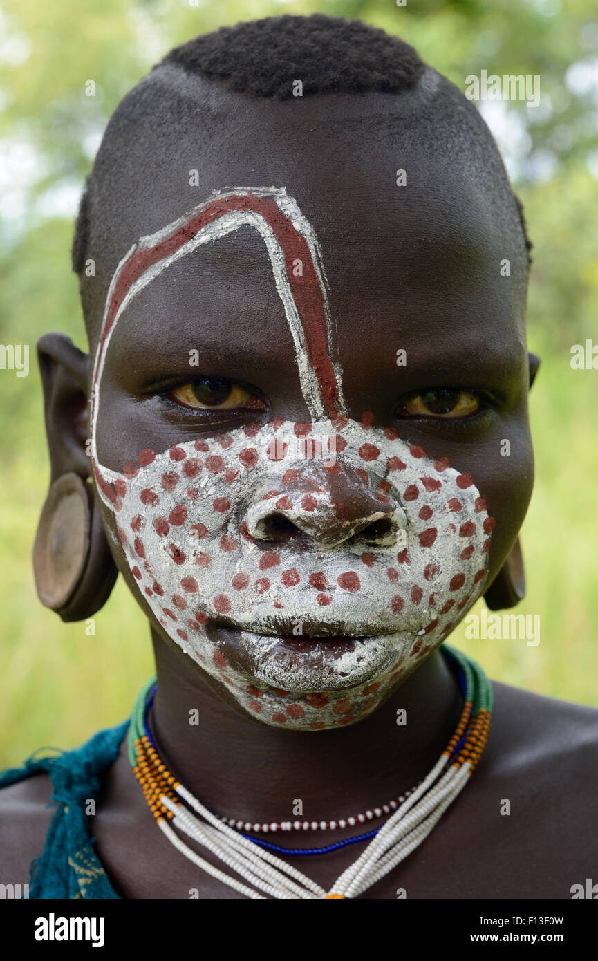 Les jeunes Suri / Surma femme avec visage peint. La vallée de la rivière Omo, en Ethiopie, en septembre 2014. Banque D'Images