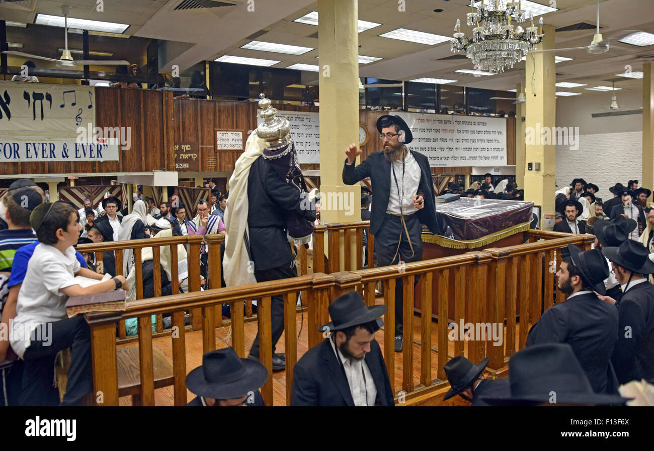 La lecture de la Torah au matin dans une congrégation juive orthodoxe à Brooklyn, New York Banque D'Images