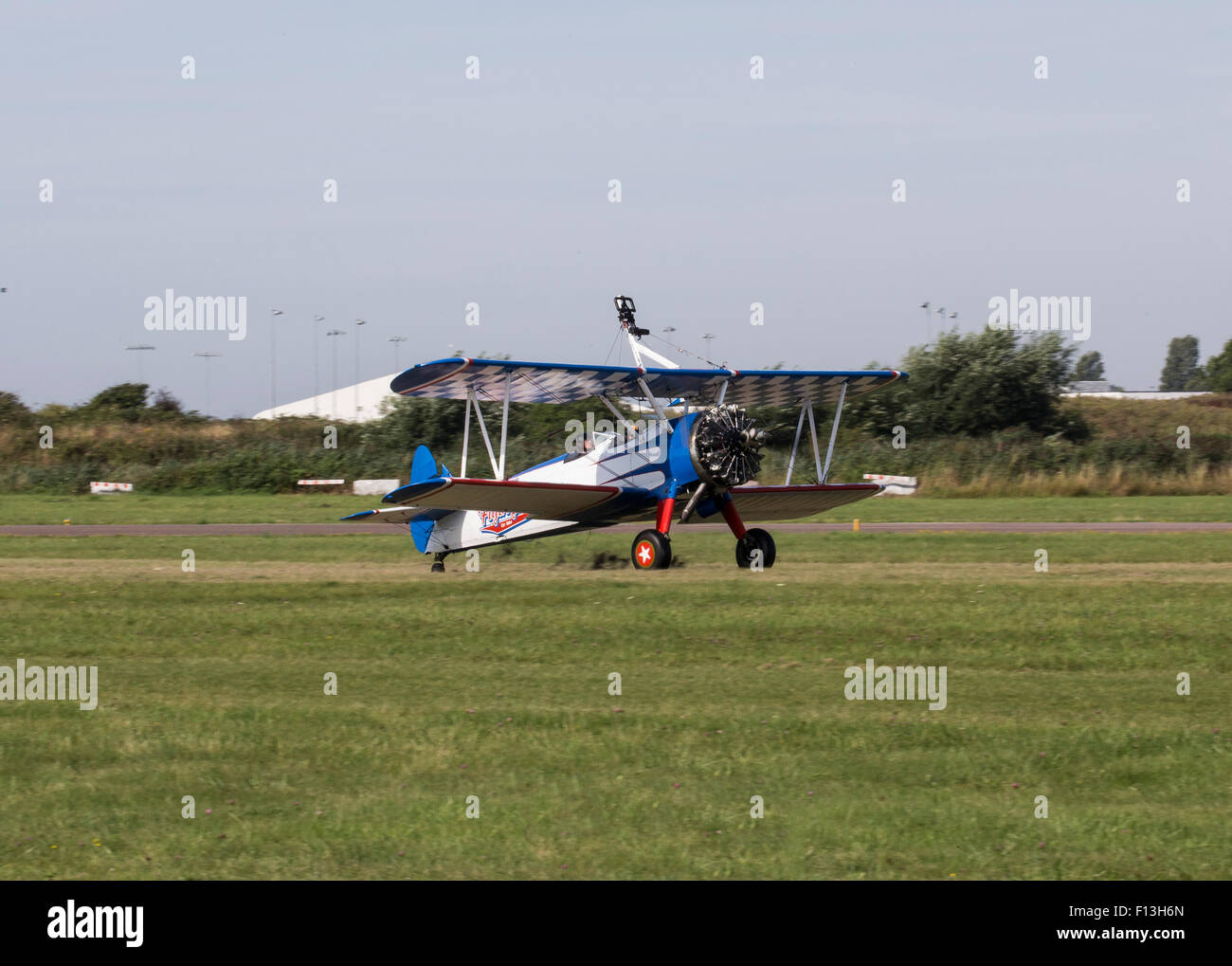Avion biplan Stearman appartenant à AeroSuperbatics arrivant à Shoreham Airport au début de l'hôtel Shoreham Airshow Banque D'Images