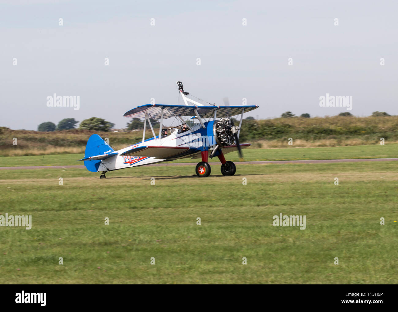 Avion biplan Stearman appartenant à AeroSuperbatics arrivant à Shoreham Airport au début de l'hôtel Shoreham Airshow Banque D'Images