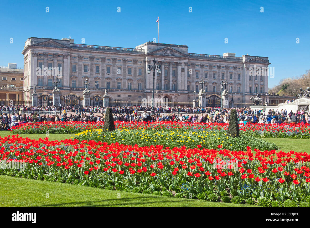 Affichage floral printemps au Queen's Gardens à la tête de la Mall. Le palais de Buckingham dans l'arrière-plan Banque D'Images