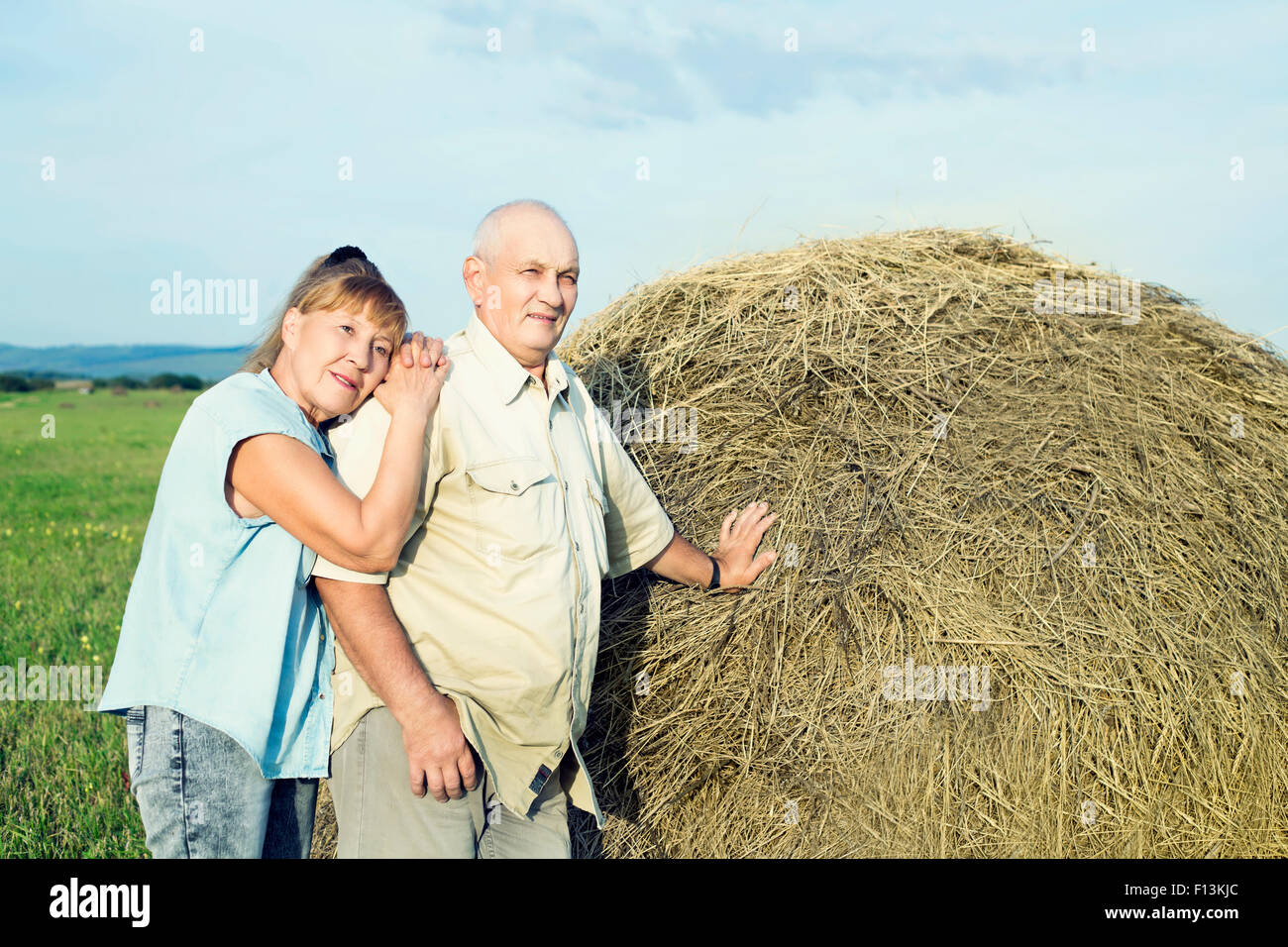 Couple de personnes âgées en plein air, sur le terrain Banque D'Images