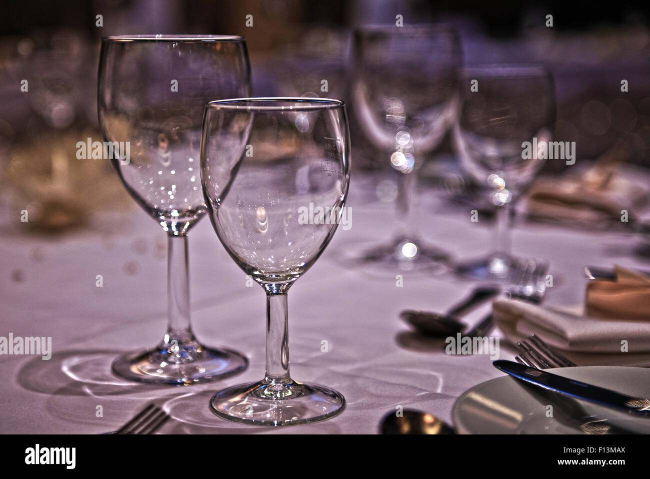 Une table tous les énoncés et l'attente de l'invités de la cérémonie de mariage. Banque D'Images