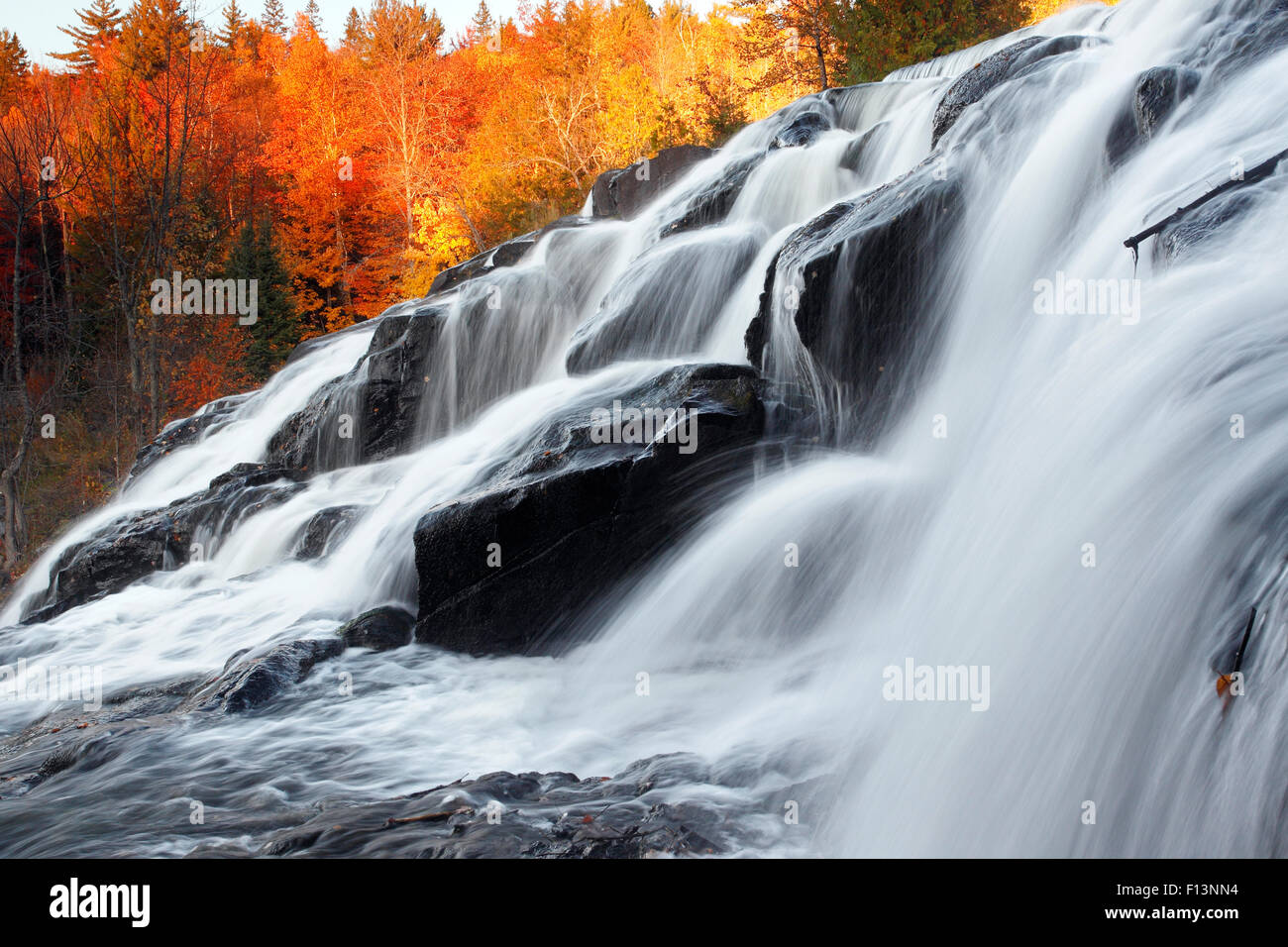 Bond tombe en automne, Michigan Waterfall Banque D'Images