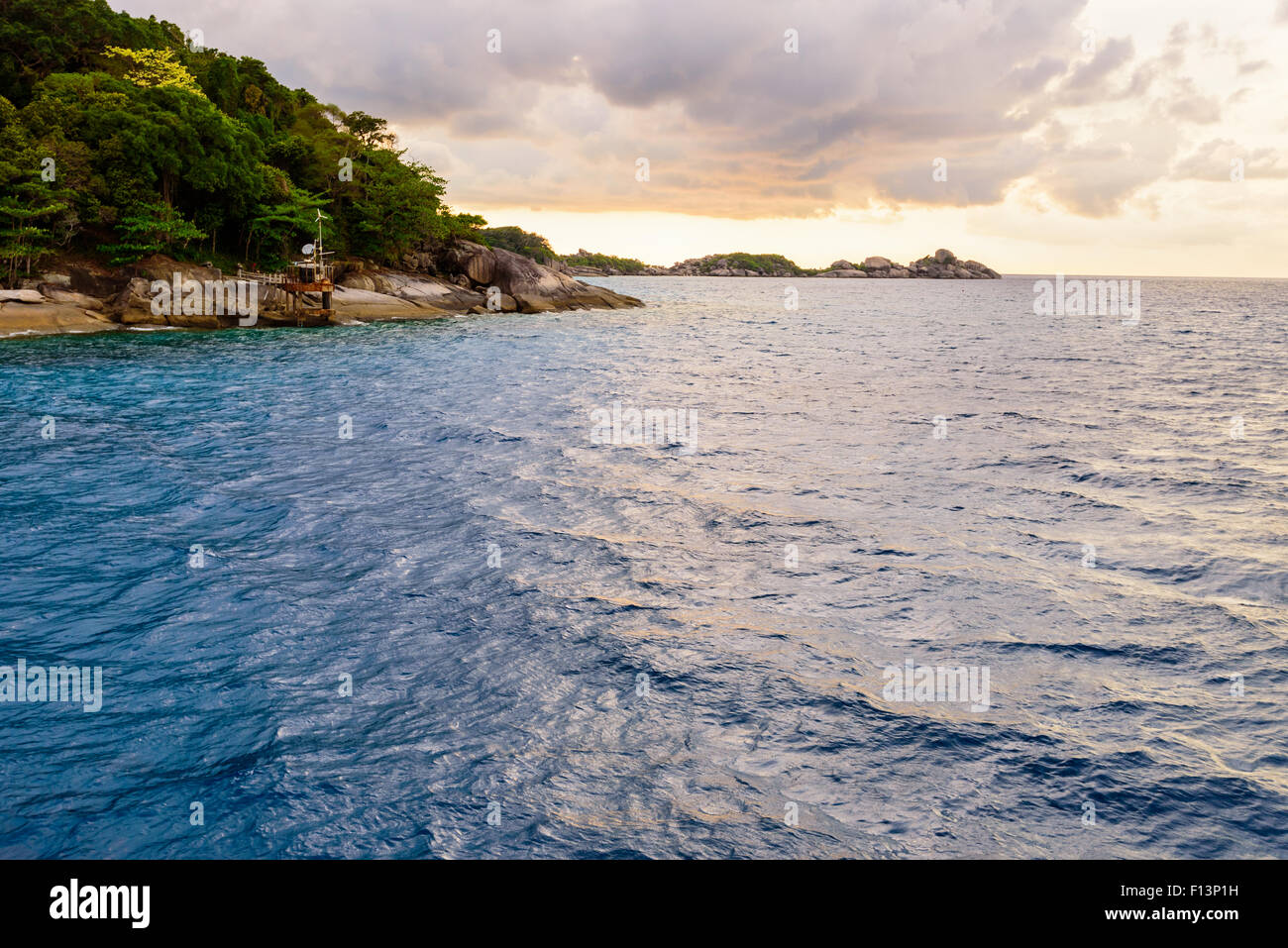 Magnifique paysage de mer bleue et ciel coucher soleil en été à l'île de Koh Miang, Mu Koh Similan Parc National, la province de Phang Nga, Banque D'Images