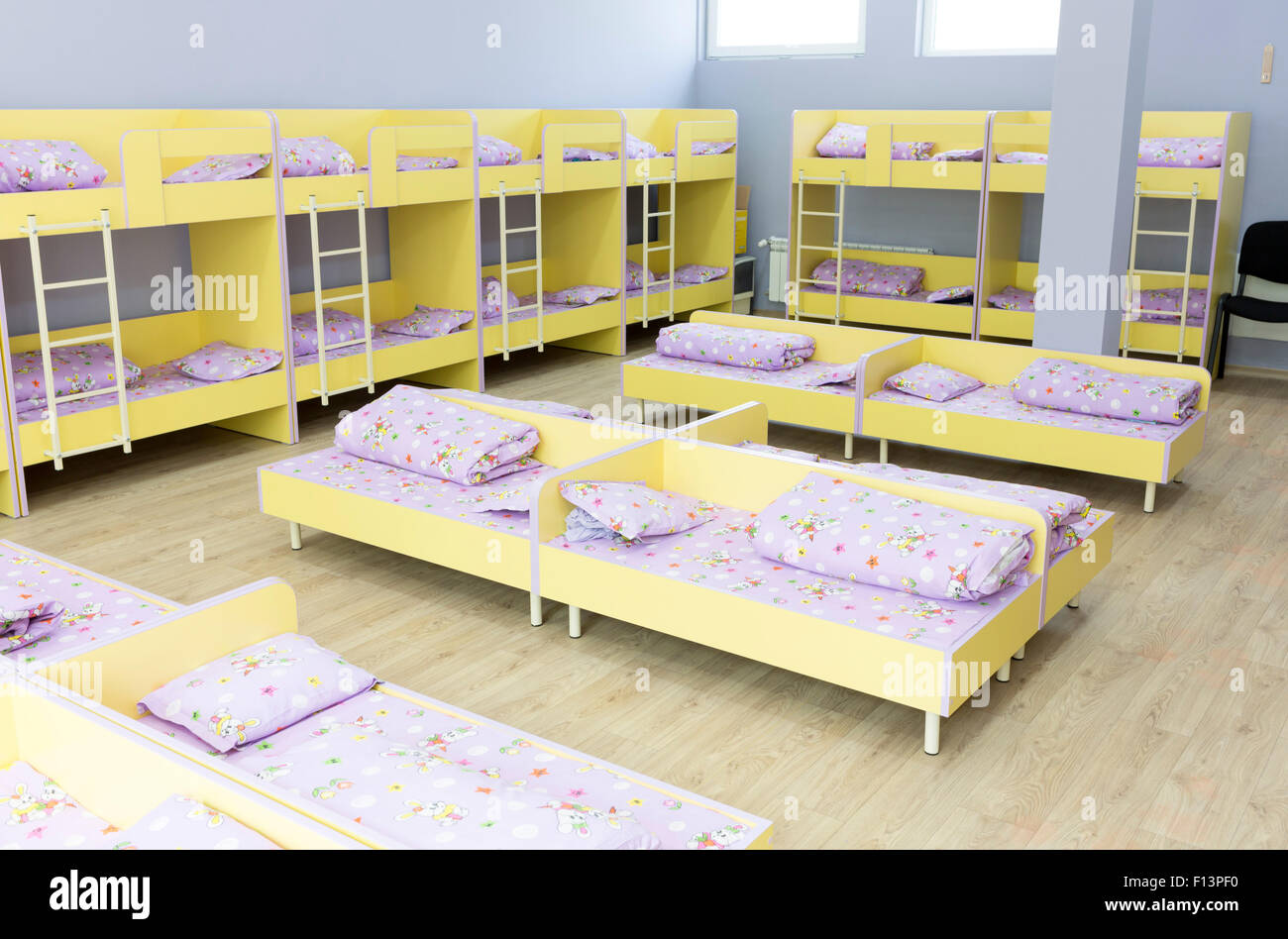 La maternelle moderne chambre avec lits superposés avec des petits  escaliers pour les enfants Photo Stock - Alamy