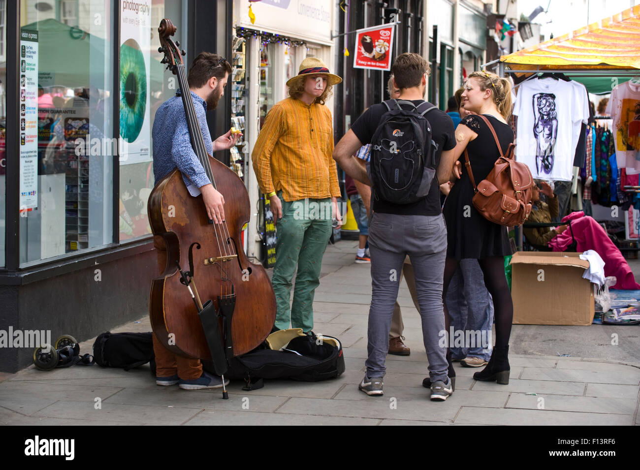 Les artistes de rue dans les rues pendant le Festival de Jazz 2015 Brecon Banque D'Images