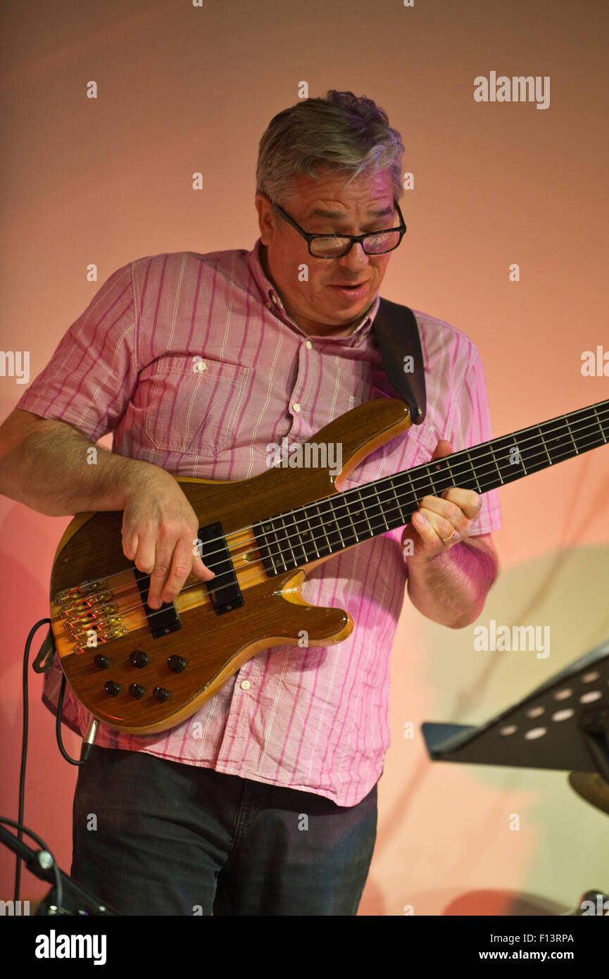 Bassiste avec Gareth Williams Power Trio sur scène à Brecon Jazz Festival 2015 Banque D'Images