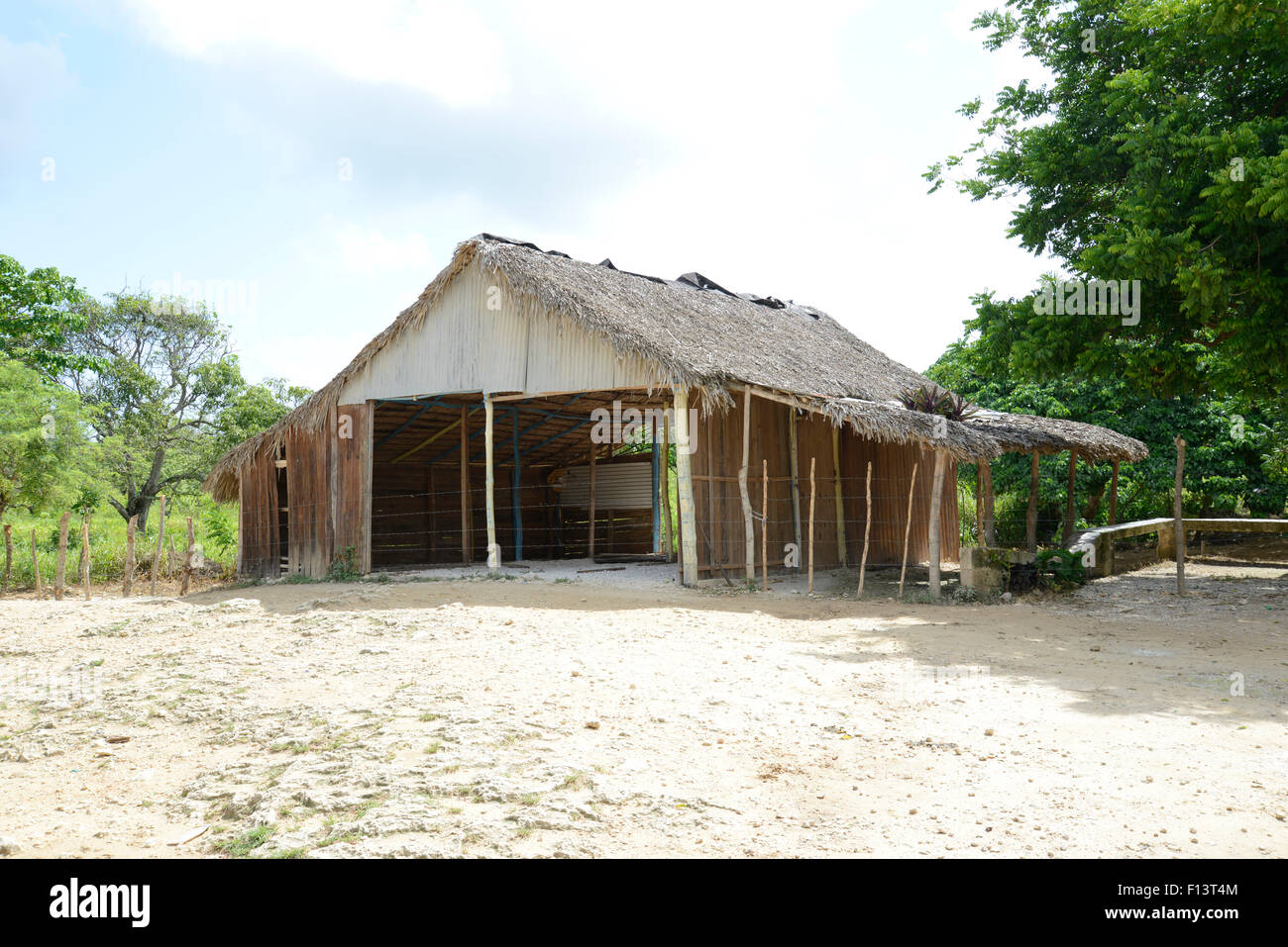 Ancien hangar en bois dans une région rurale de l'île de la République Dominicaine Banque D'Images