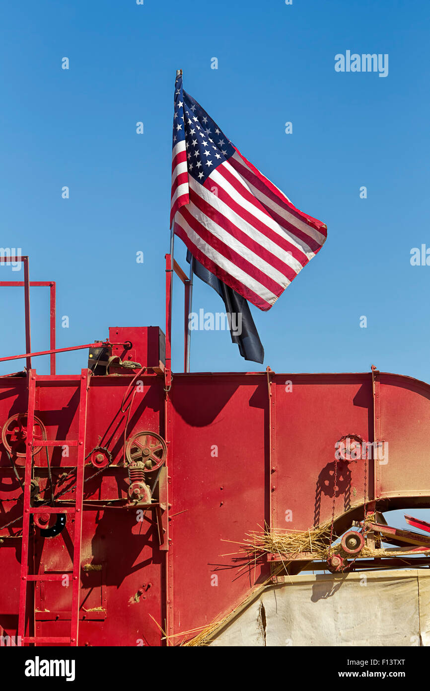 Le drapeau américain sur la moissonneuse-batteuse. Banque D'Images