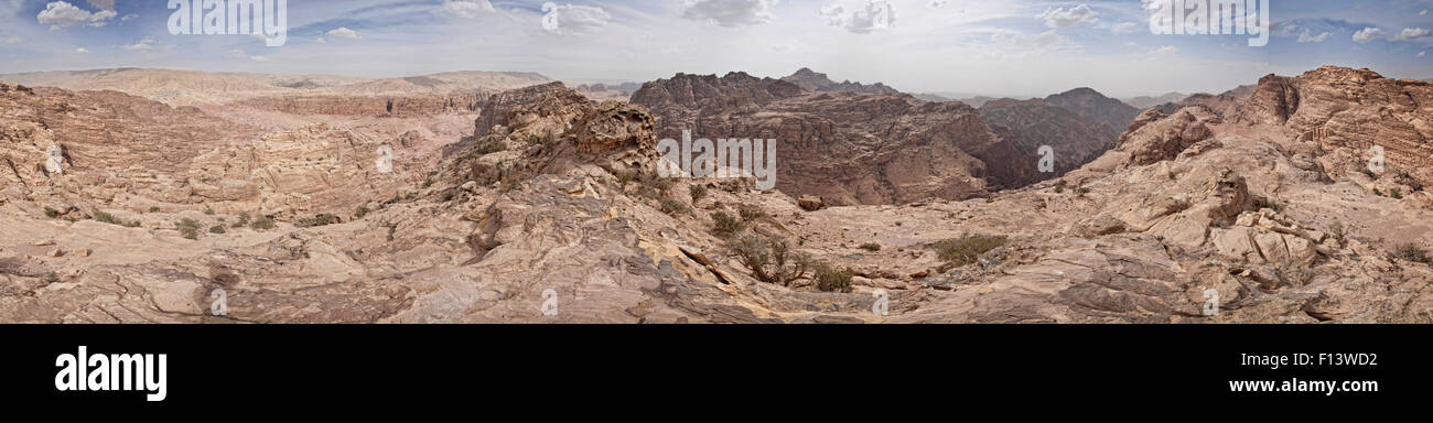 Vue panoramique de Deir Ad (le monastère) à Petra dans le contexte du paysage environnant. En montrant les tombeaux royaux Banque D'Images