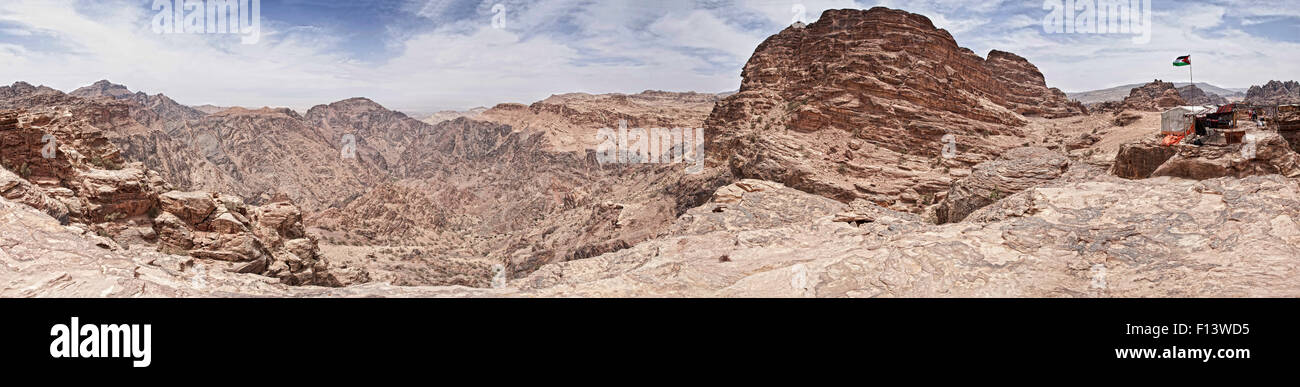 360° panorama montrant la vallée de Wadi Musa (Moïse) dans le gouvernorat de Ma'an, la Jordanie. Petra's annonce Deir (le monastère) est visible (à droite) Banque D'Images