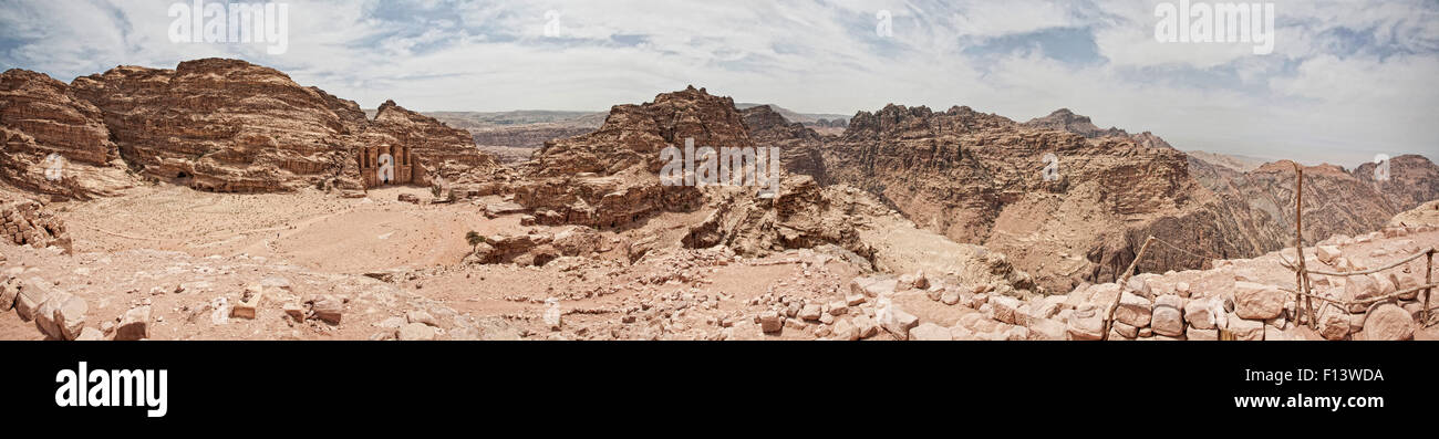 Petra Panorama montrant ad du Deir (le monastère), dans la vallée de Wadi Musa (Moïse), Maan, gouvernorat, la Jordanie. Banque D'Images